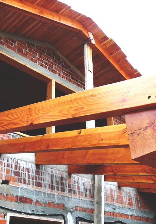 Estructura de madera en una casa de obra nueva